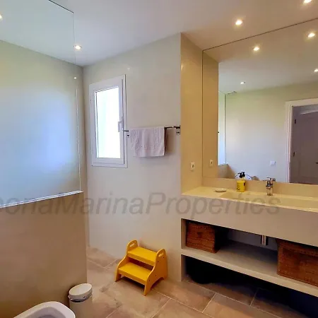 Apartment Emp 21, Large South Facing Duplex *